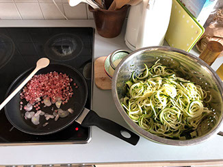 Herd mit Speck, Zwiebeln und Zuccininudeln