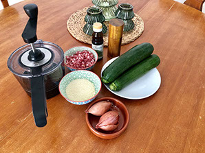 Zutaten und Spiralschneider für Zuccini Spaghetti